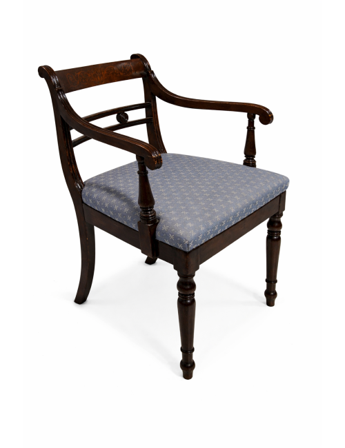 Poltrona di epoca Giorgio III con schienale intarsiato, sedile imbottito con tessuto colore azzurro. In stile Regency