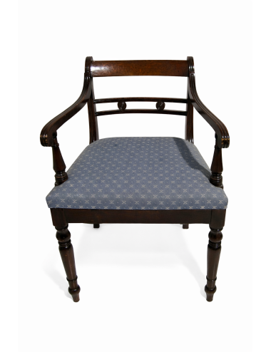 Poltrona di epoca Giorgio III con schienale intarsiato, sedile imbottito con tessuto colore azzurro. In stile Regency