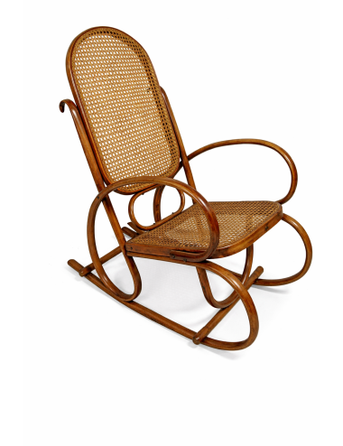 Poltrona a dondolo Thonet con legno di faggio piegato a caldo e paglia di Vienna.