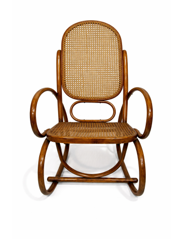 Poltrona a dondolo Thonet con legno di faggio piegato a caldo e paglia di Vienna.