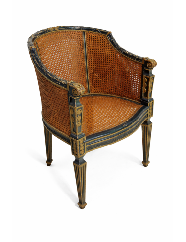 Poltroncina in stile Luigi XVI a pozzetto intagliata e laccata. Rivestimento sedile e schienale in paglia di Vienna.