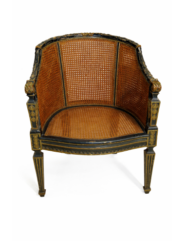 Poltroncina in stile Luigi XVI a pozzetto intagliata e laccata. Rivestimento sedile e schienale in paglia di Vienna.