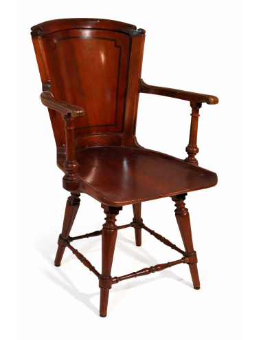 Poltrona con schienale curvo in legno mogano, stile Vittoriano, con filetto ebano intarsiato.