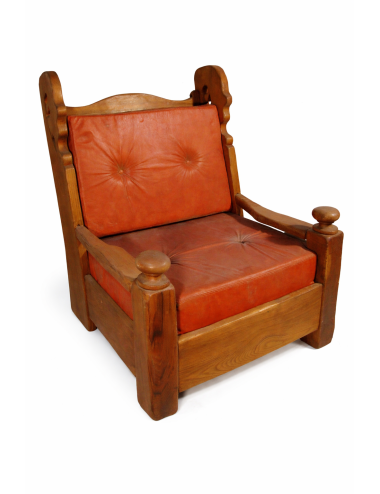 2 poltrone moderne in pelle rossa, stile rustico. Fusto in castagno, cuscini in pelle color cuoio.