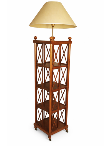 Lampada a piantana moderna con libreria a quattro scomparti con tamponamenti laterali a "X".  Cappello per lampada in shantung