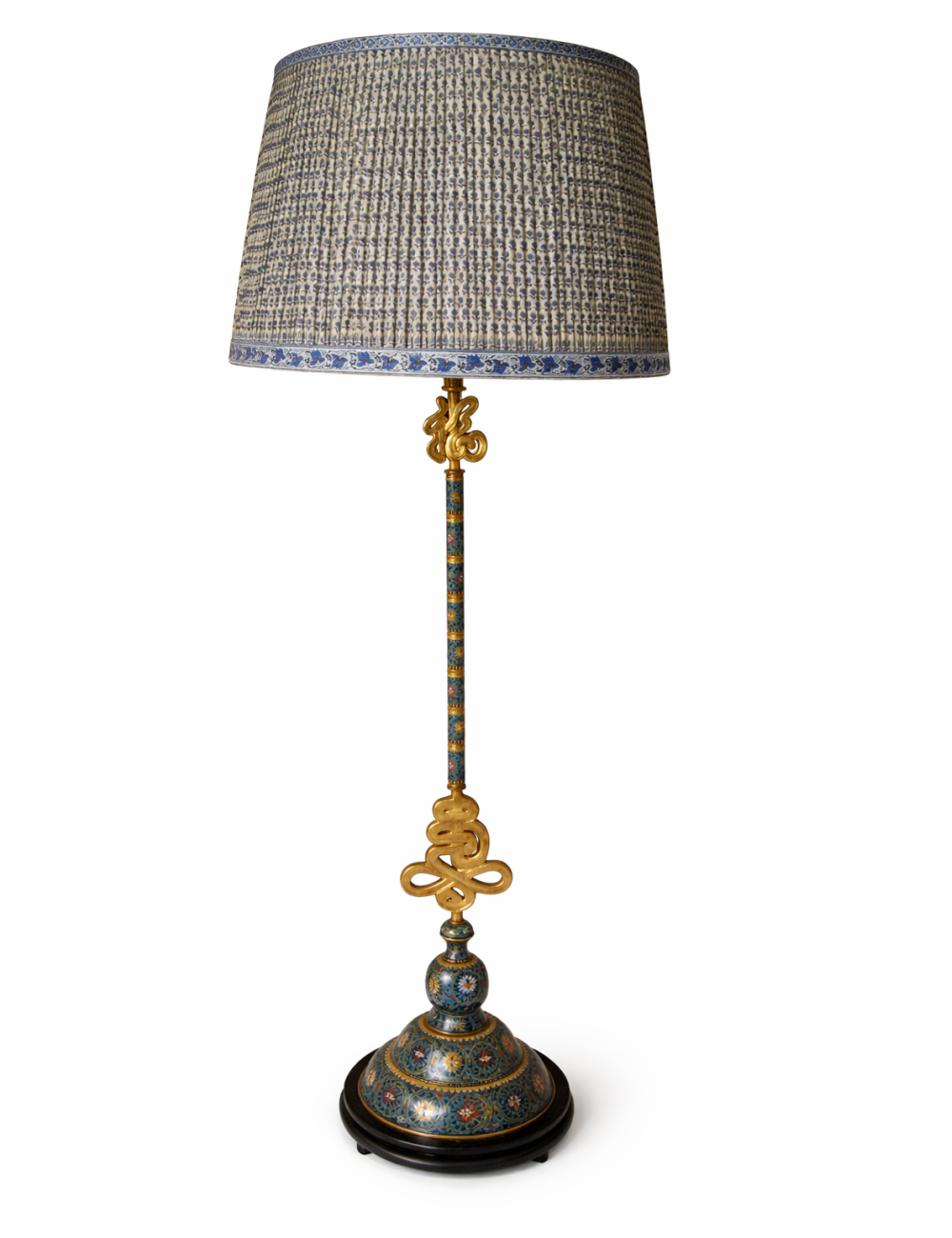 Lampada a piantana stile arabo con base circolare bombata in metallo decorata con motivi floreali su fondo blu.