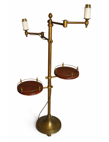 Lampada da terra in ottone. Paralume da definire (colore e tipologia)  in tessuto liscio incluso.