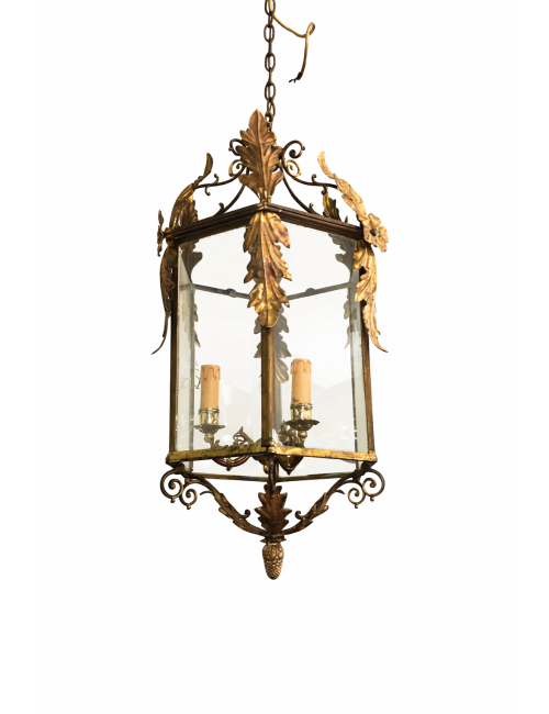 Lampadario in cristallo e ferro battuto dallo stile classico e decorativo