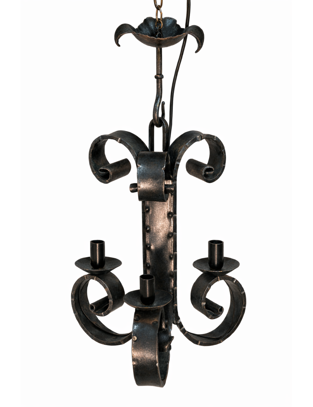 Lampadario a sospensione in stile rustico con struttura caratterizzata da elementi curvati e decorativi