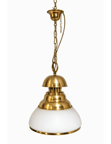Lampadario a sospensione dallo stile classico ed elegante, struttura in ottone lucido e diffusore in vetro opalino