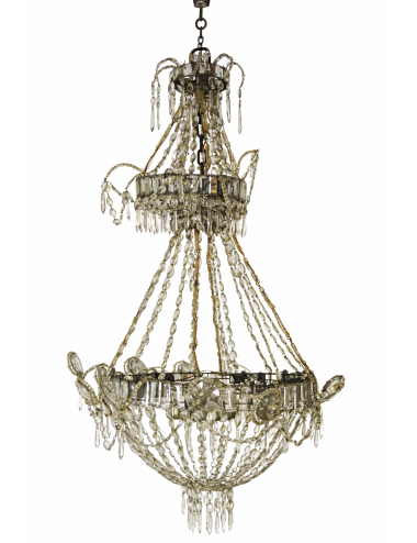 Lampadario a sospensione in stile classico, caratterizzato da struttura riccamente decorata con elementi in cristallo