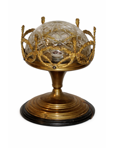 Lampadario (non elettrificato) in stile classico dal design elegante e ricco di dettagli decorativi