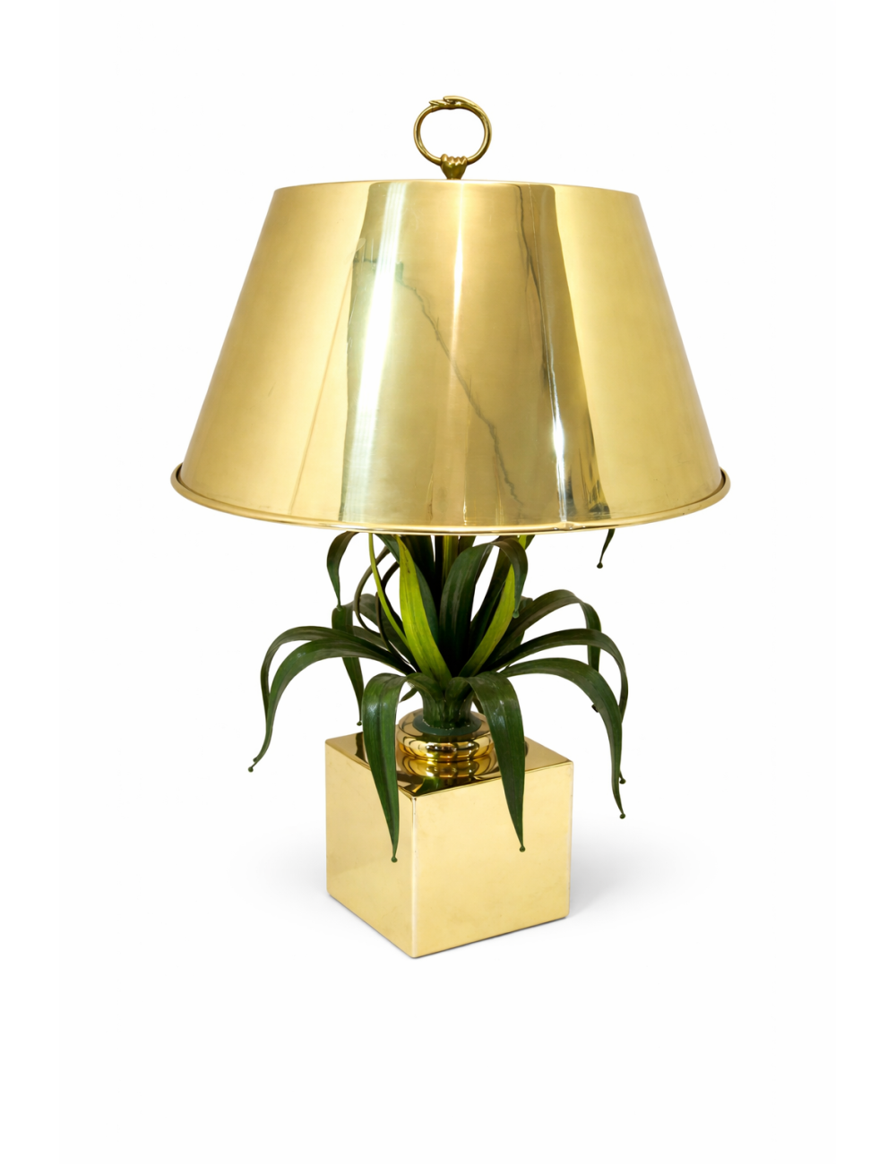 Lampada moderna con base geometrica in ottone, struttura che richiama una pianta stilizzata