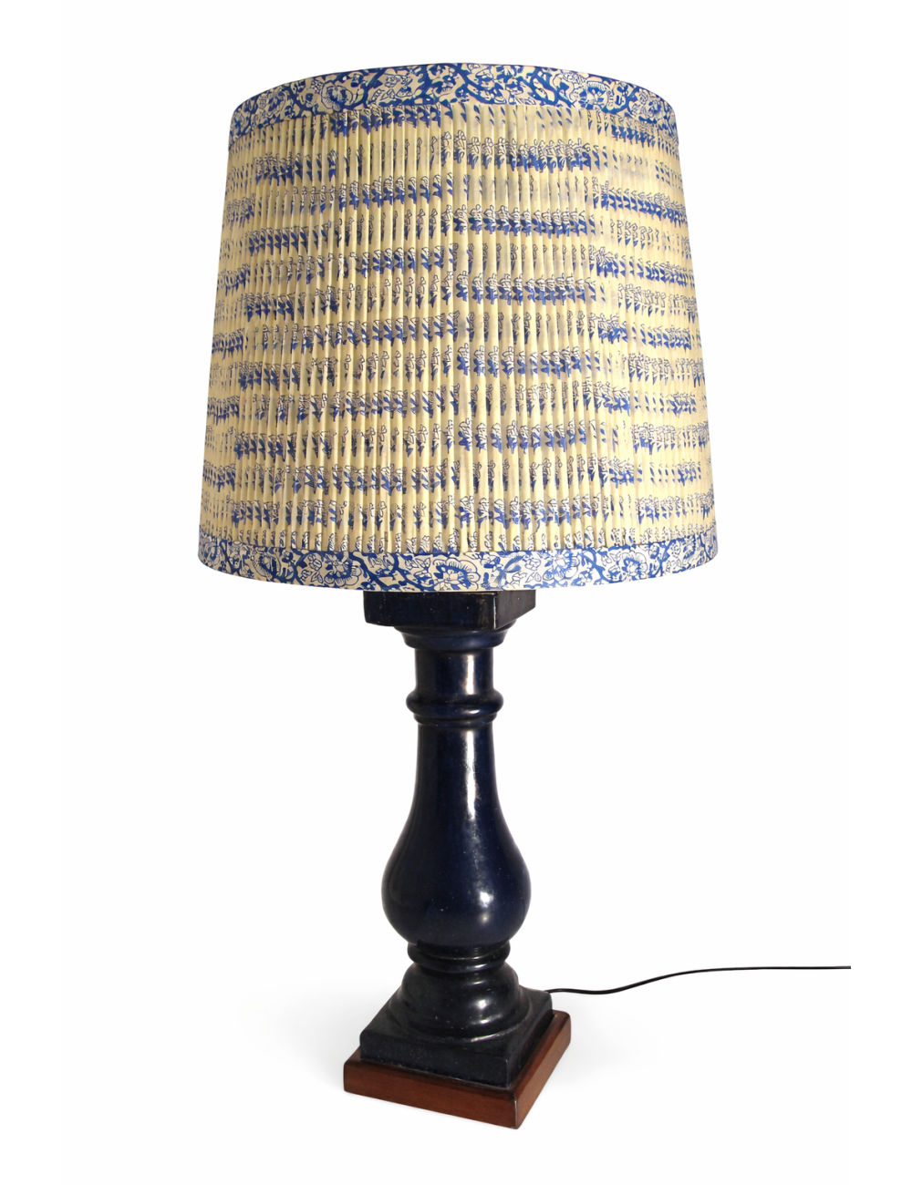 Lampada da tavolo con base in legno tornito, forma classica con paralume cilindrico