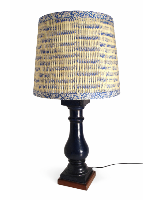Lampada da tavolo con base in legno tornito, forma classica con paralume cilindrico