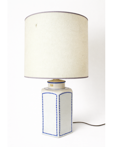 Lampada da tavolo in ceramica bianca/blu dallo stile classico con un tocco decorativo