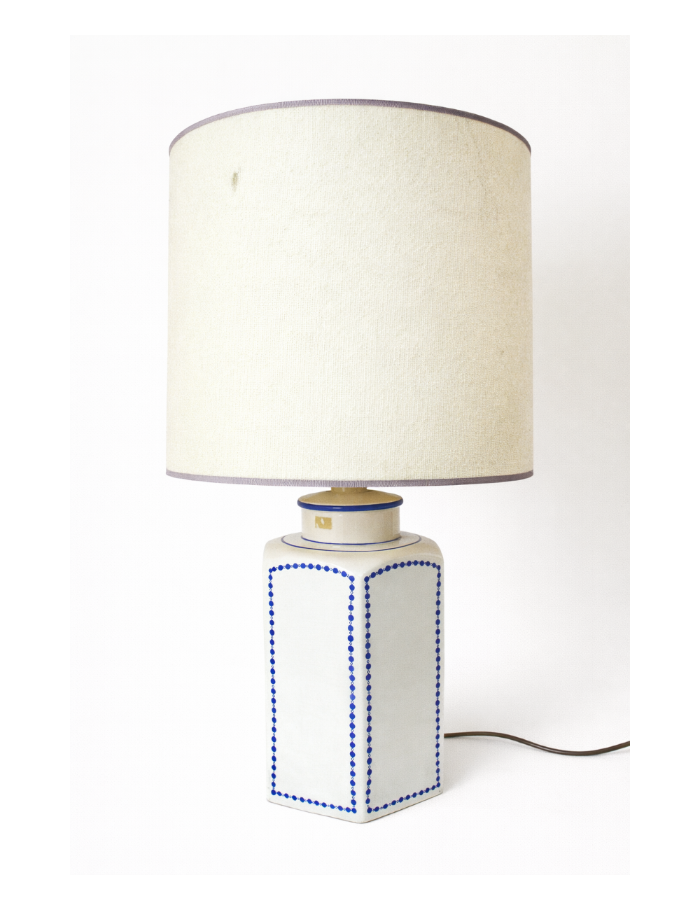 Lampada da tavolo in ceramica bianca/blu dallo stile classico con un tocco decorativo