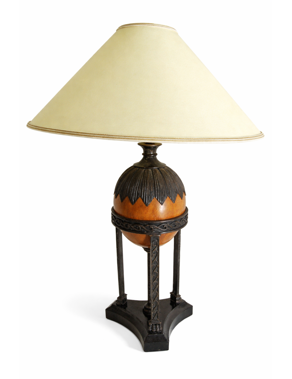 Lampada da tavolo dal design decorativo con evidenti influenze classiche ed etniche