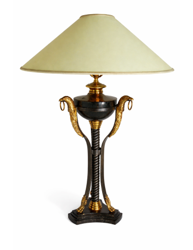 Lampada da tavolo dal design decorativo e scenografico , ispirato a stili classici con richiami neoclassici o impero