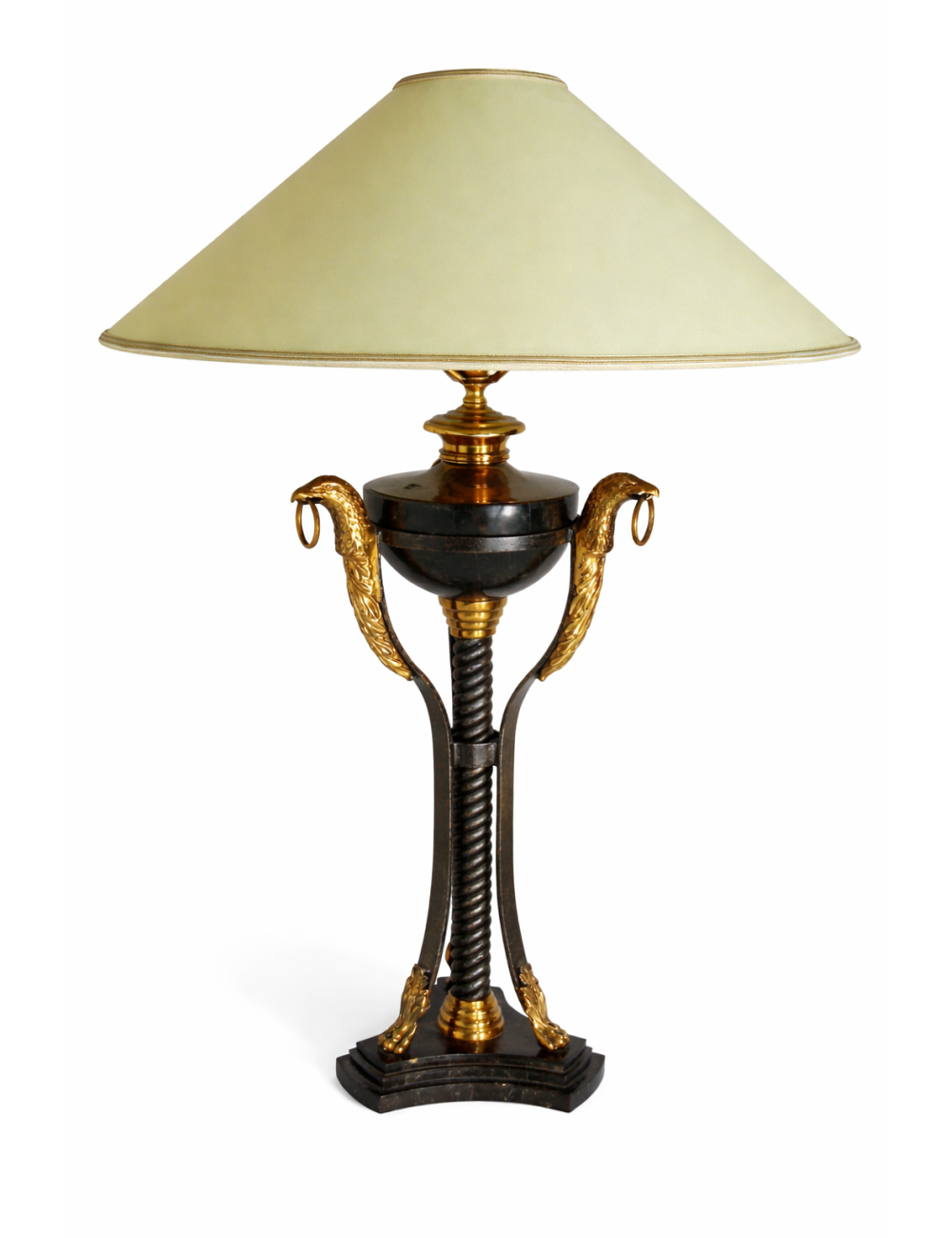Lampada da tavolo dal design decorativo e scenografico , ispirato a stili classici con richiami neoclassici o impero