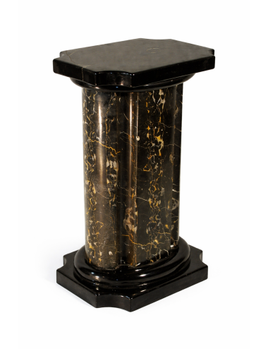 Modern black/white marbled column