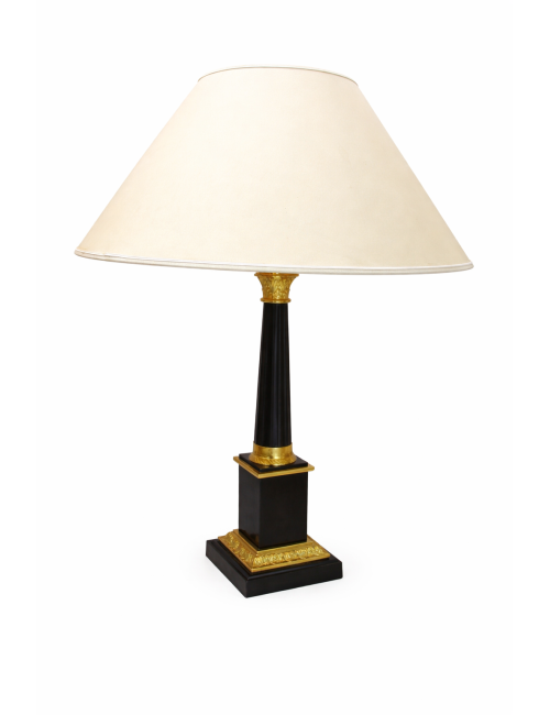 Lampada nera con profili moderni in oro senza paralume