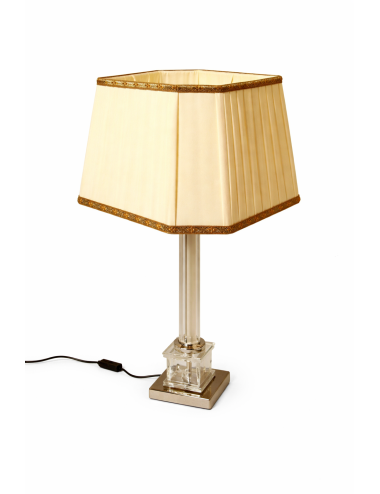 Lampada da tavolo dallo stile elegante e dettagli raffinati
