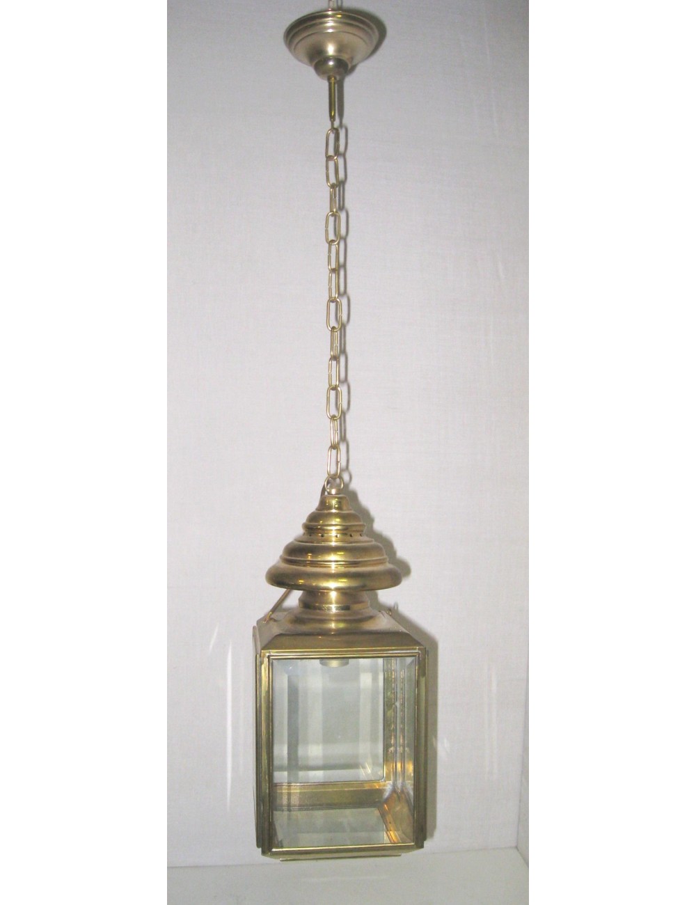 Grande lampadario moderno in ottone