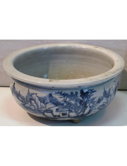 Cachepot in ceramica con pareti leggermente bombate e bordo superiore spesso e stondato, bianco con decorazioni blu cobalto