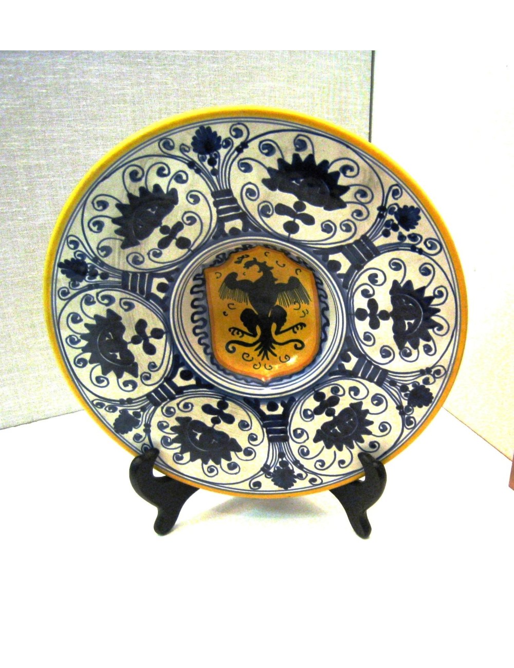 Piatti decorativi in ceramica di produzione artigianale