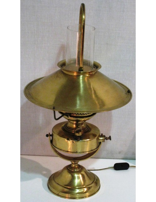 Brass lamp with modern hat
