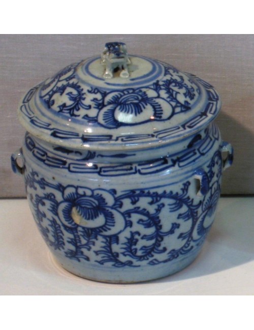 Zuppiera in ceramica bianca e blu decorato con motivi floreali in stile tradizionale