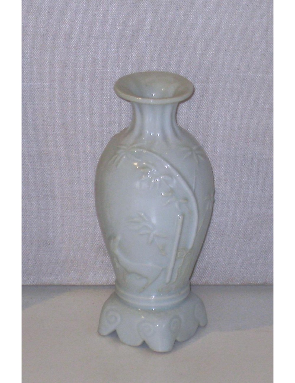 Vaso in porcellana bianca con rilievi decorativi