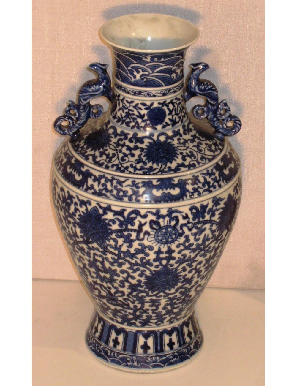 Coppia vasi porcellana decorati in blu e bianco di chiara ispirazione cinese tradizionale