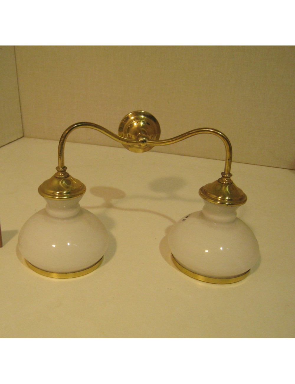 2 Brass wall sconces with opaline 2 Brass wall sconces with opaline