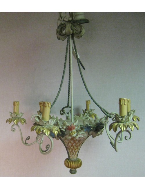 Lampadario moderno in legno decorato