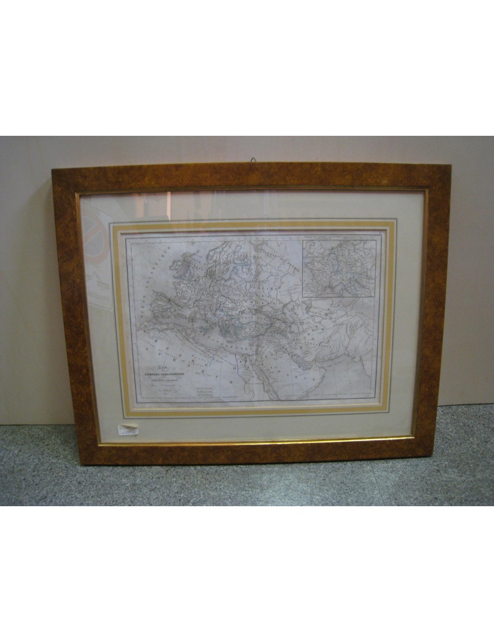 2 stampe di mappe in cornice di radica