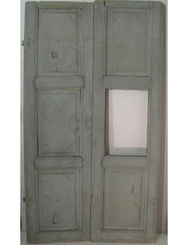2-leaf door in need of restoration