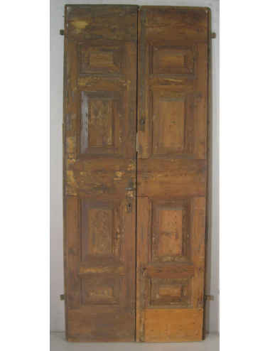 2-leaf door in need of restoration