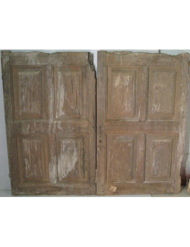 Walnut 2-leaf façade in need of restoration
