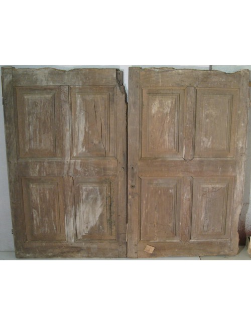 Walnut 2-leaf façade in need of restoration