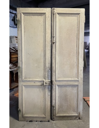 2-leaf door in need of restoration