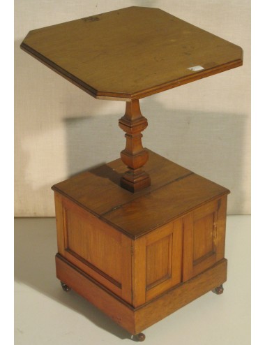 English Victorian light mahogany coffee table