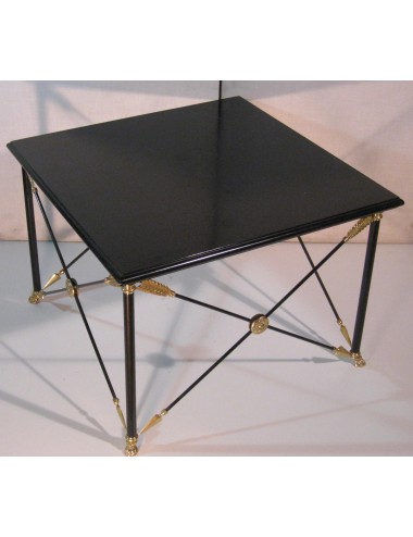 Tavolino moderno quadrato nero, basamento in ferro con inserti in ottone, piano in legno laccato