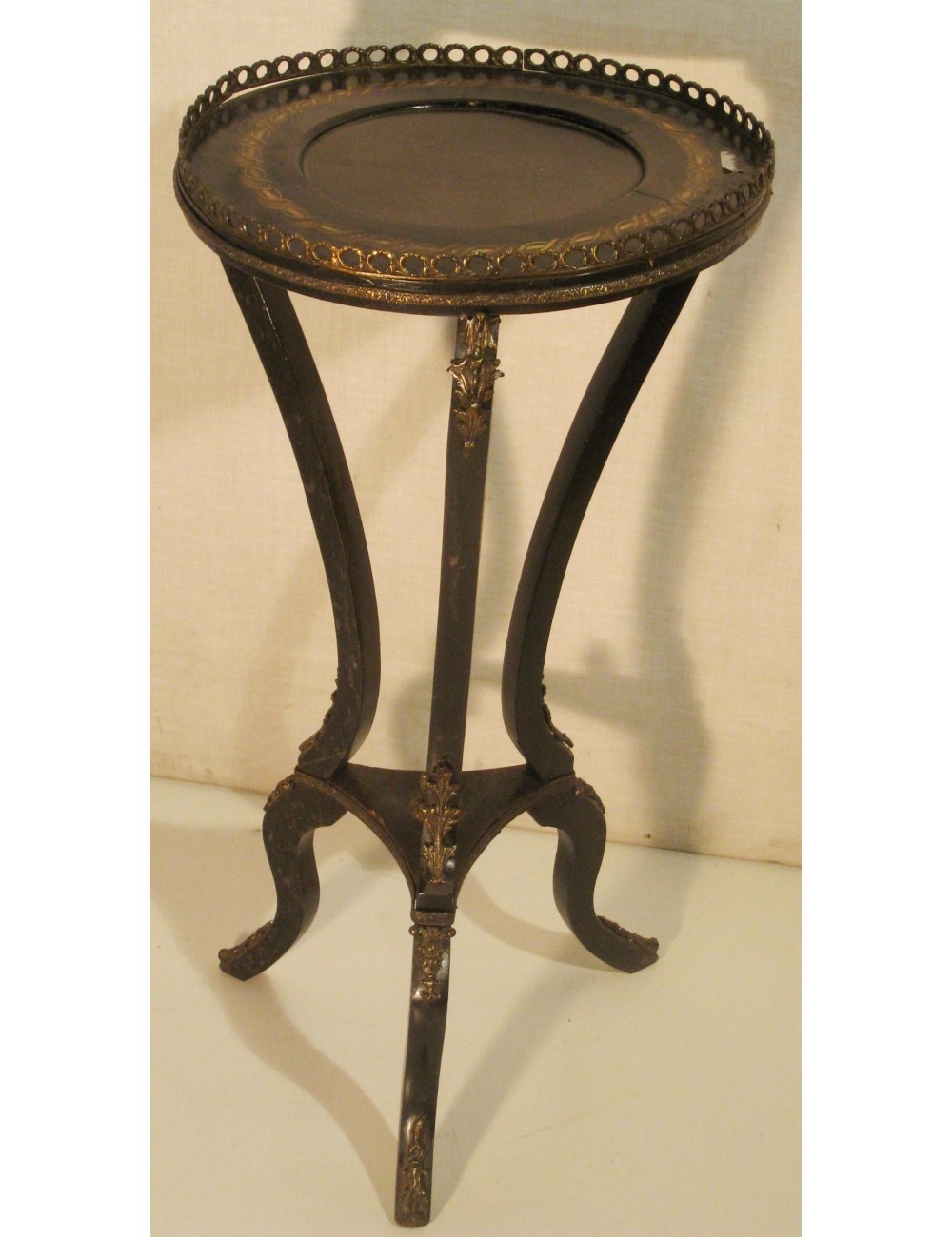 Round coffee table/pot holder with mother-of-pearl inlays Round coffee table/pot holder with mother-of-pearl inlays