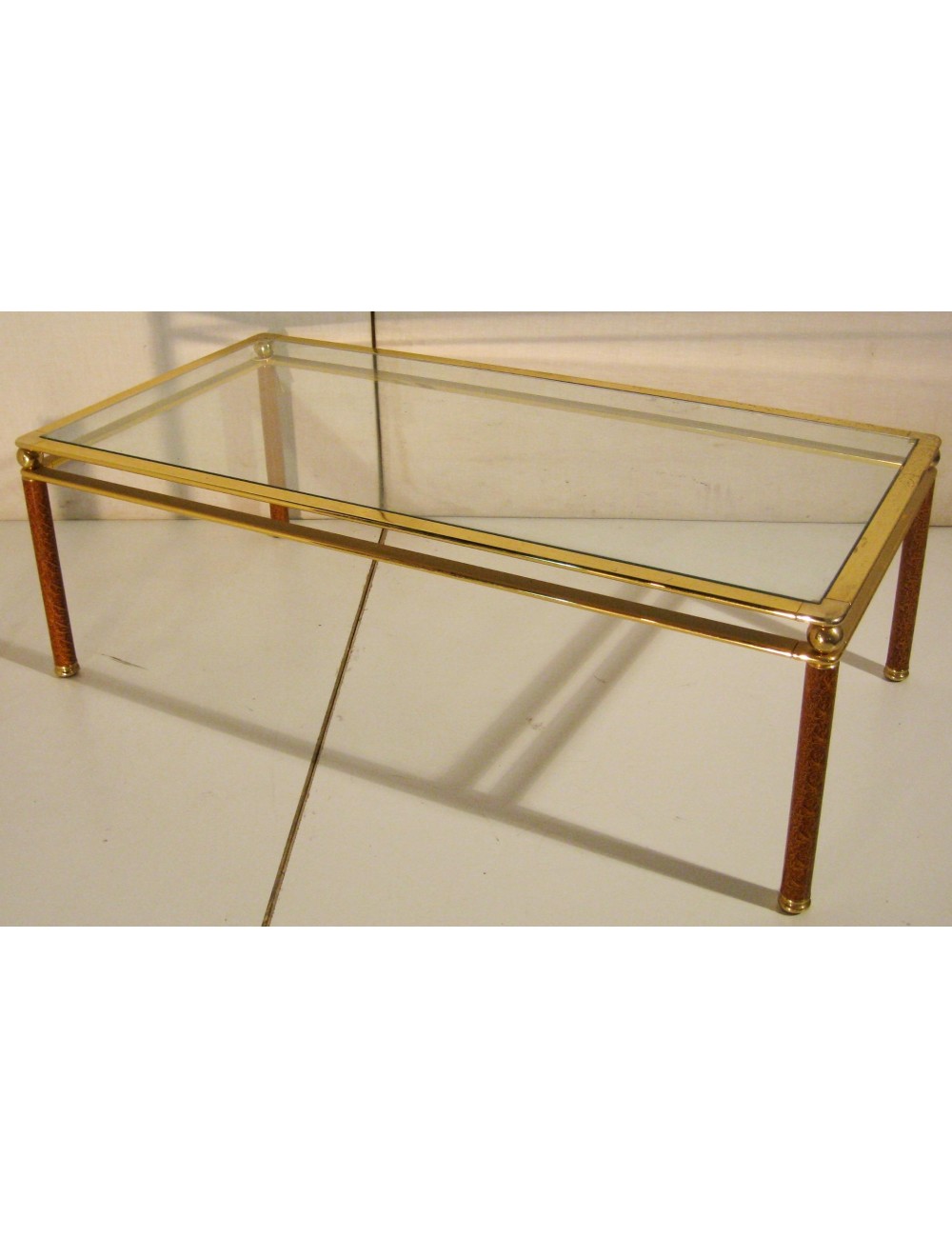 Tavolino rettangolare moderno in ottone con piano di cristallo Tavolino rettangolare moderno in ottone con piano di cristallo