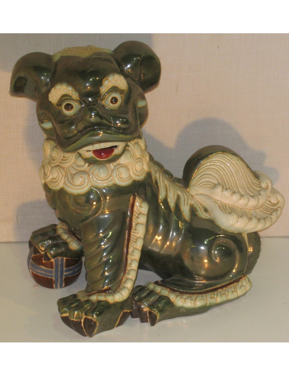 Scultura raffigurante cane di Fo in ceramica