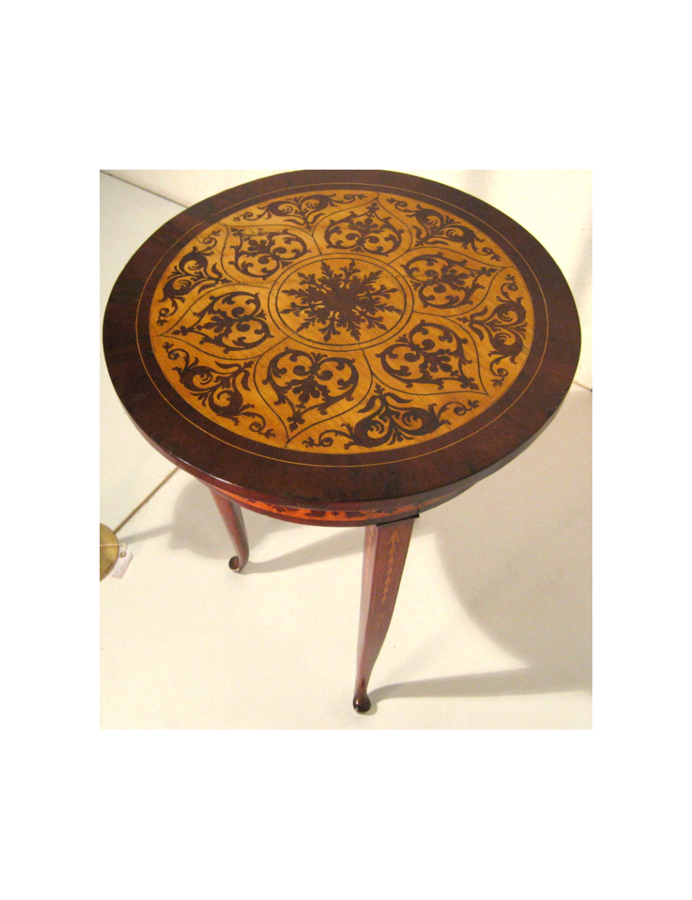 Tavolino rotondo intarsiato fine XVIII - inizio XIX secolo Inghilterra Tavolino rotondo intarsiato fine XVIII - inizio XIX secolo Inghilterra