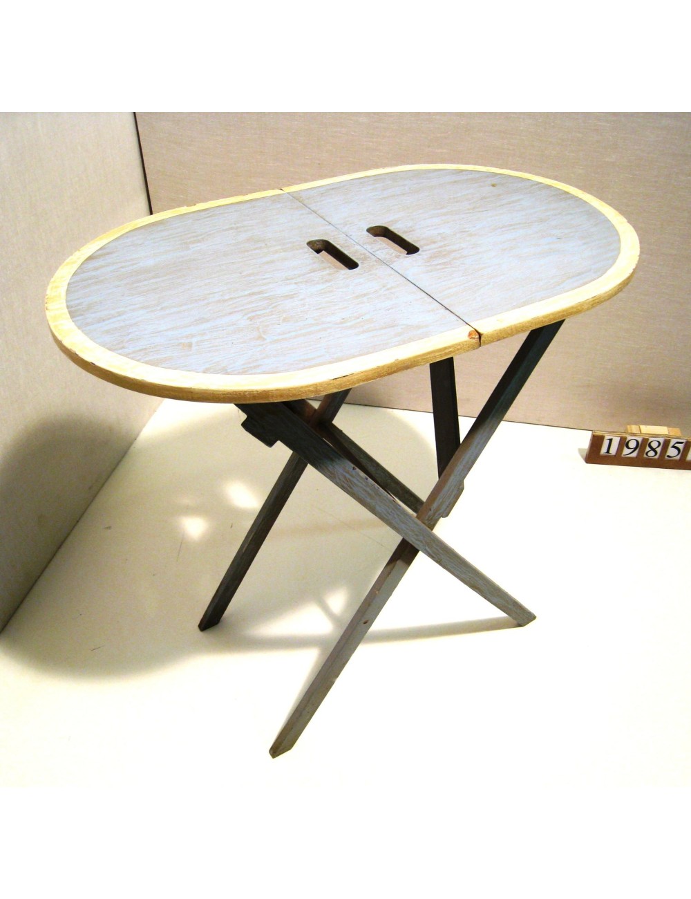 Tavolo moderno in legno laccato pieghevole Tavolo moderno in legno laccato pieghevole