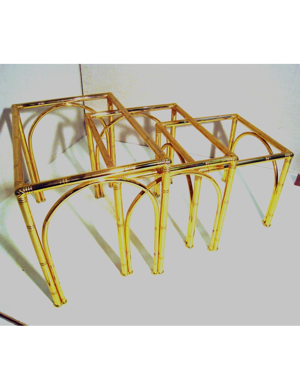 Tavolini moderni di diversa grandezza in ottone Tavolini moderni di diversa grandezza in ottone